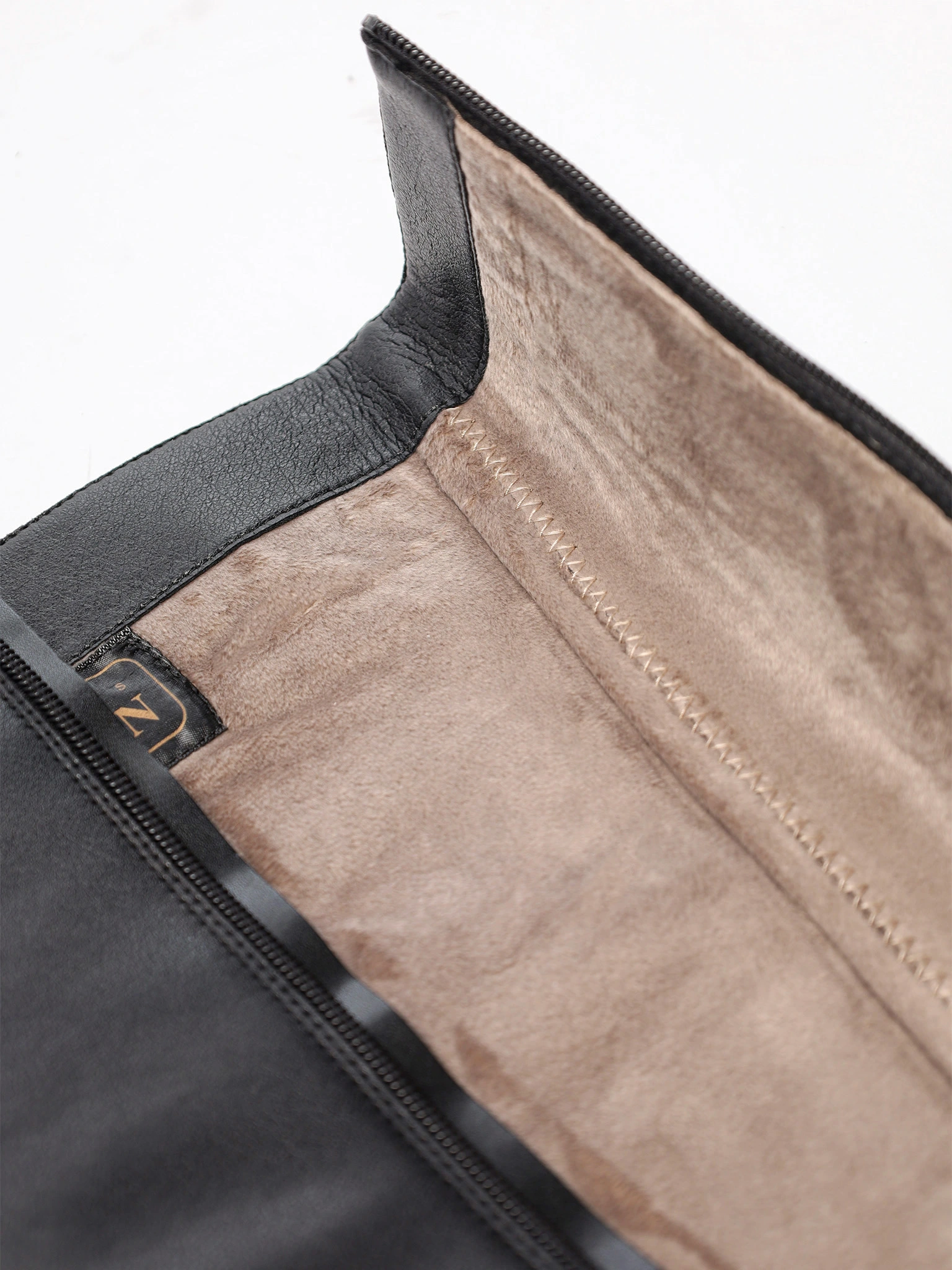 Сапоги черного цвета из натуральной кожи на высоком каблуке